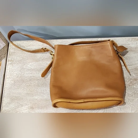 Coach Vintage Equestrian Bucket Shoulder Bag (D8D-9809) - Picture 8 of 16